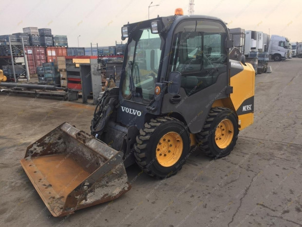 Аренда минипогрузчика с ямобуром BOBCAT S175